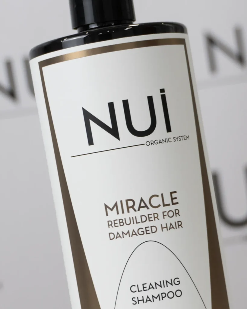 Nui champú depurador paso 3 para depurar el cabello en profundidad como parte del tratamiento reconstructor de nui miracle rebuilder