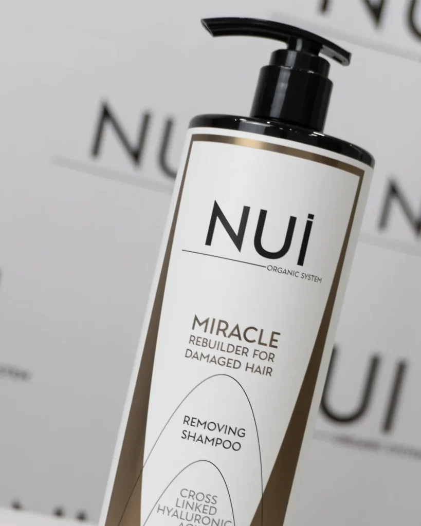 Nui champú limpiador paso 1 para limpiar el cabello en profundidad antes de comenzar el tratamiento reconstructor de nui miracle rebuilder
