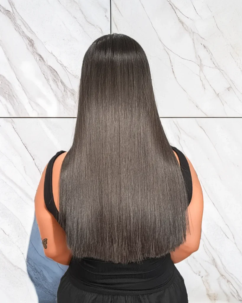 Resultado de alisado capilar profesional con cabello liso, brillante y sin frizz
