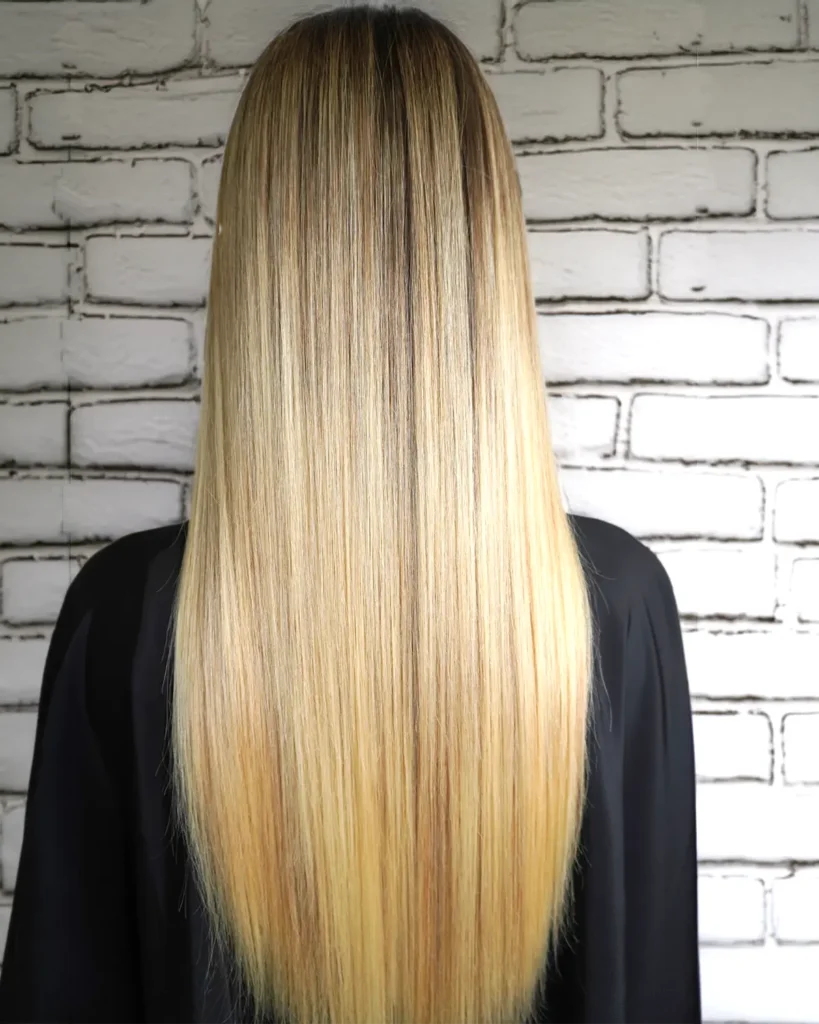 Resultado de alisado capilar profesional con cabello liso, brillante y sin frizz