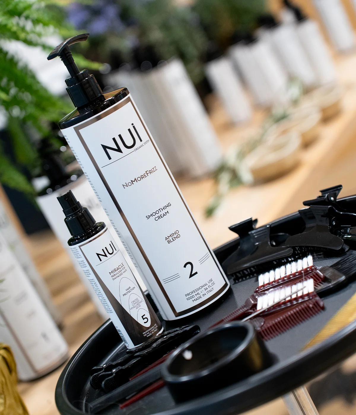 Sistema de alisado profesional NUI NoMoreFrizz en salón con productos de tratamiento y protección del cabello