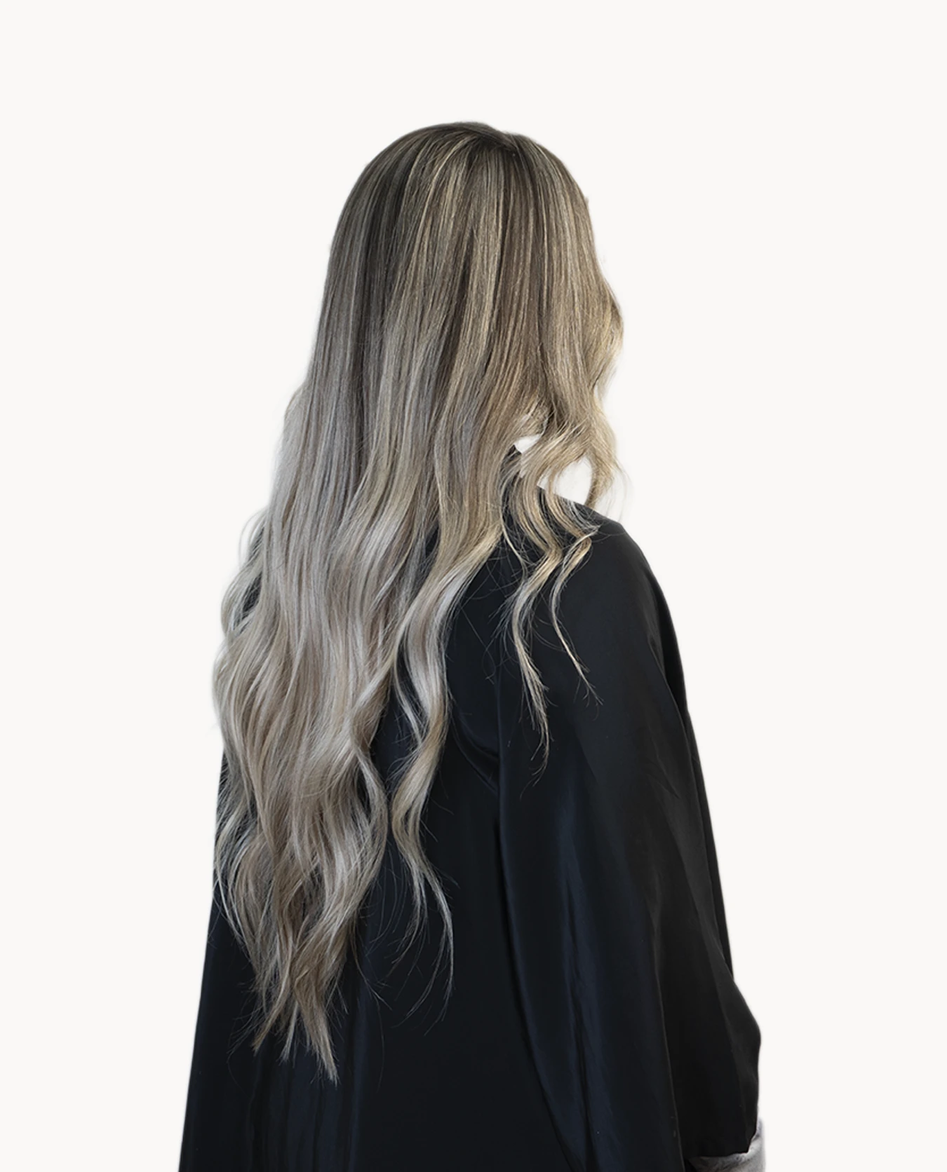 mujer con cabello reconstruido con miracle rebuilder de nui organic system